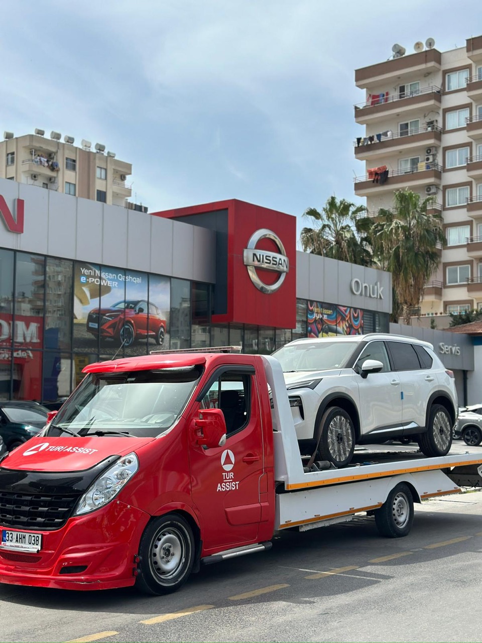 Beyaz SUV'un çekici ile güvenli taşınması